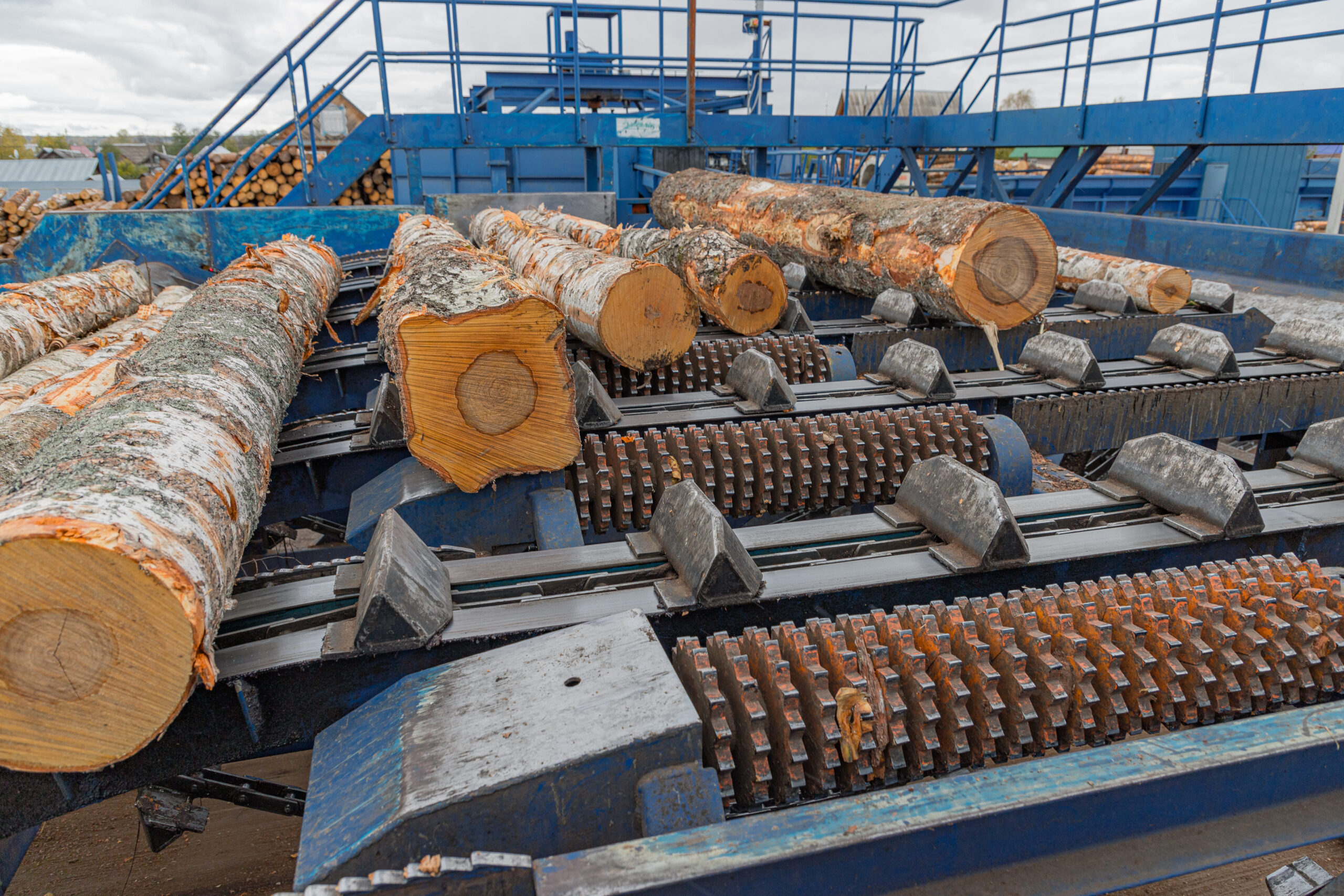 Industrial sawmill processing equipment